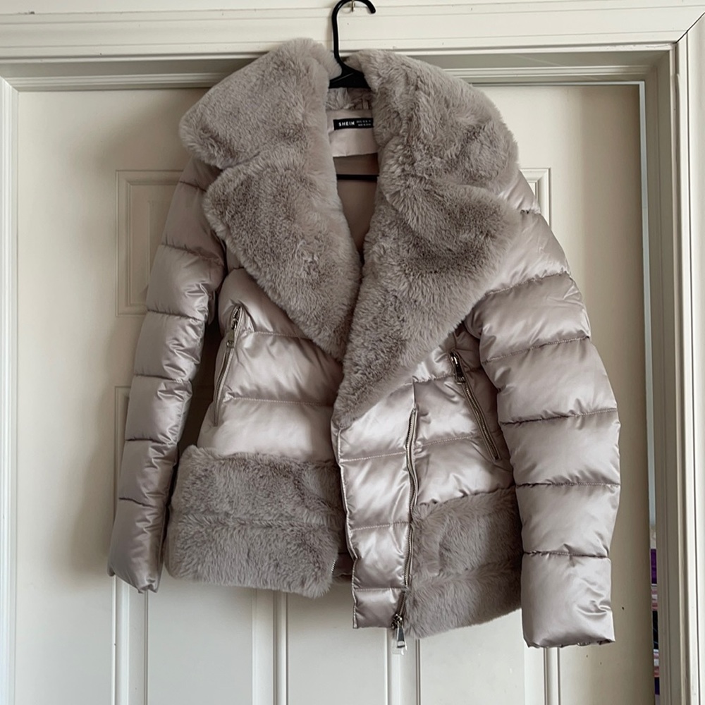 Absolutely stunning winter coat! Never worn!